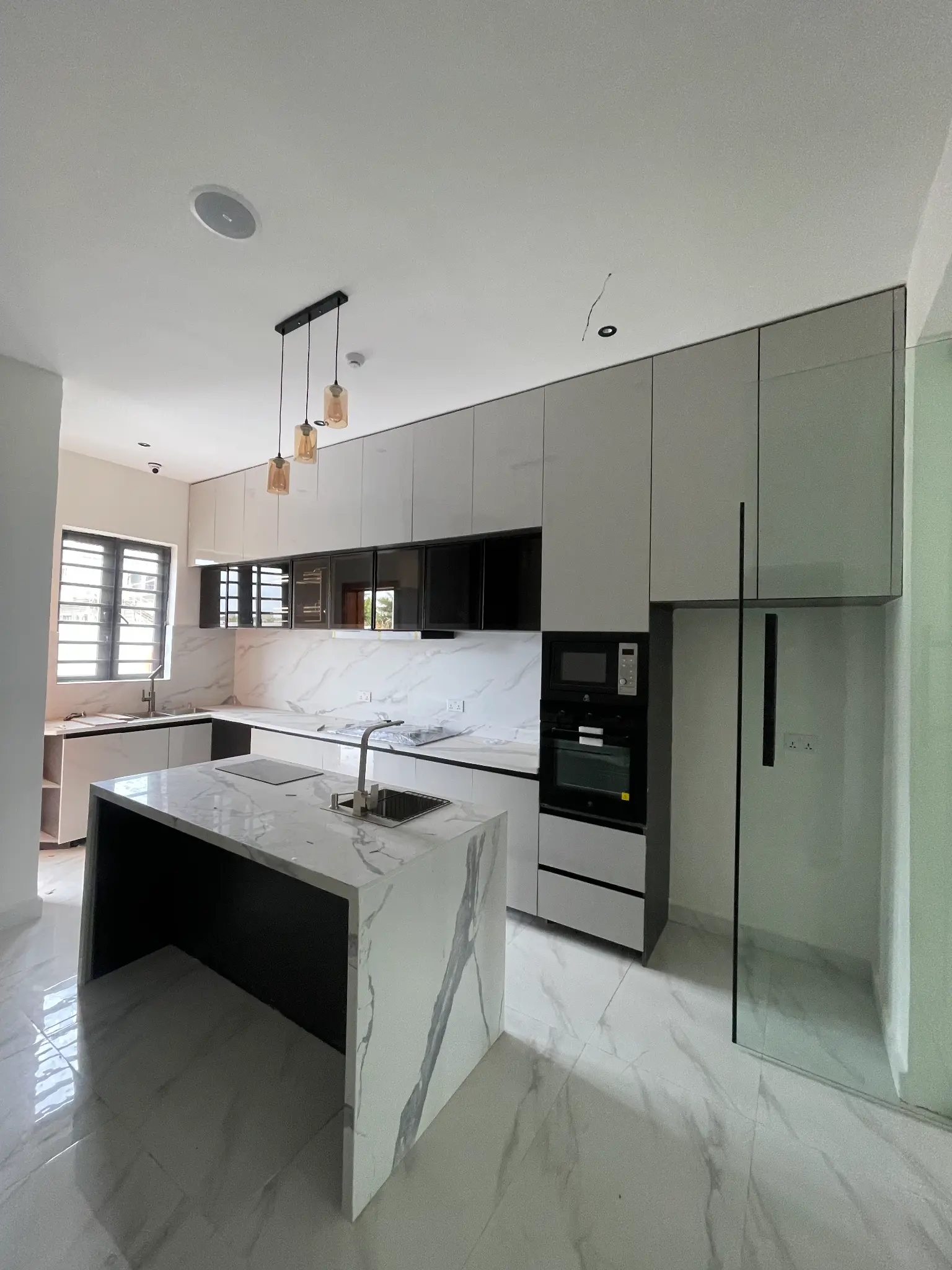 Fitted kitchen with island inside the Ajah duplex