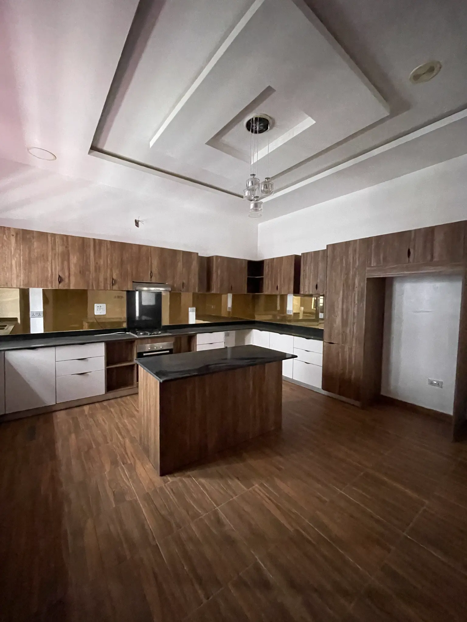 Fitted kitchen with island in the Ikota duplex